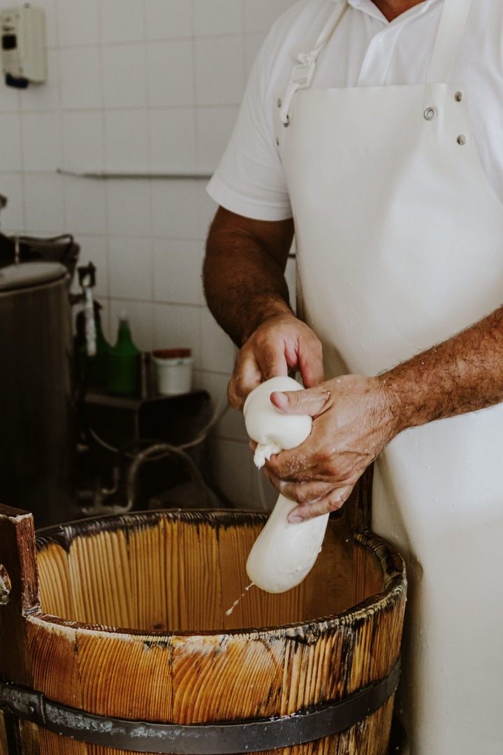 Agnone — Gianluca, antico maestro casaro del Caseificio Di Pietro, lavora la mozzarella a mano.