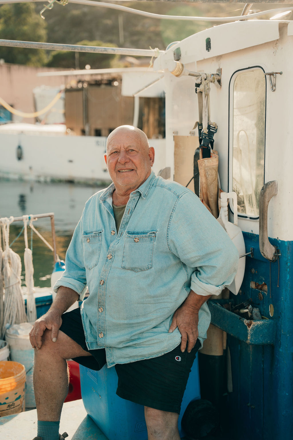 Giovanni, pescatore storico del Porto di Capraia, sulla sua barca.