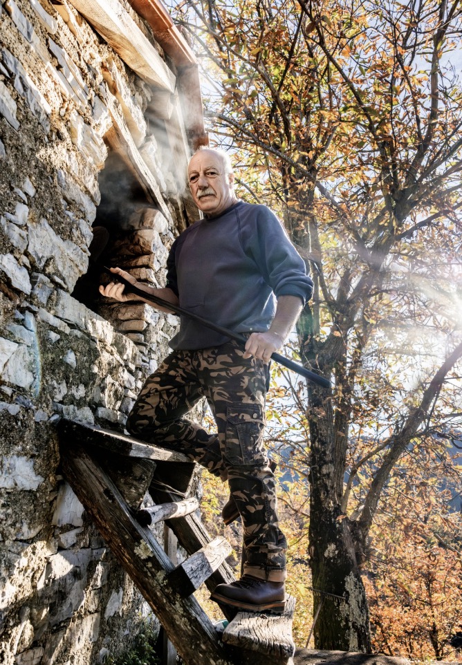 Fabbriche di Vergemoli — custode al metato, essiccazione delle castagne in autunno.